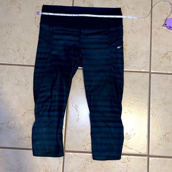 Lululemon Blue & Black Capri Size 4 Great condition - Picture 7 of 8